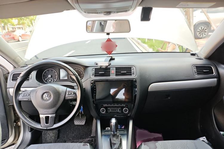 Used Volkswagen Sagitar 2014 Revised Version 1.4TSI Automatic Luxury Edition Center Console