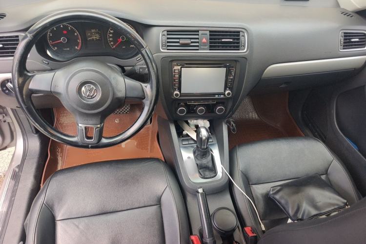 Used Volkswagen Sagitar 2014 Revised Version 1.6L Automatic Leading Edition Center Console