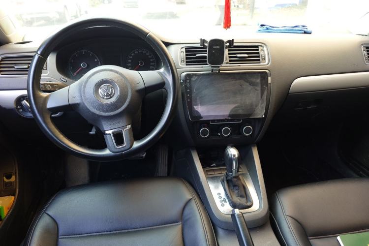 Used Volkswagen Sagitar 2014 1.6L Automatic Comfort Model Center Console