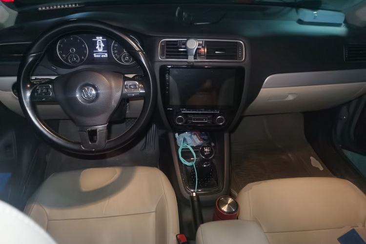 Used Volkswagen Sagitar 2014 Revised Version 1.4TSI Manual Luxury Edition Center Console