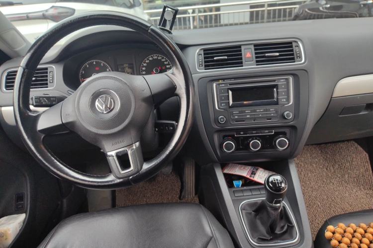 Used Volkswagen Sagitar 2014 1.6L Manual Comfort Model Center Console