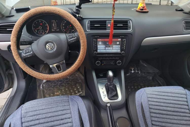 Used Volkswagen Sagitar 2014 Revised Version 1.4TSI Automatic Luxury Edition Center Console