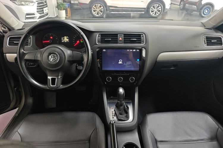 Used Volkswagen Sagitar 2014 Revised Version 1.6L Automatic Comfort Edition Center Console