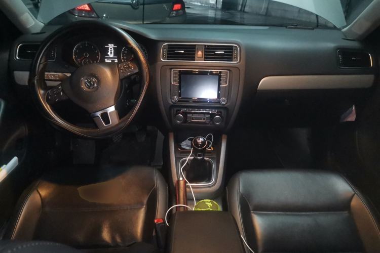 Used Volkswagen Sagitar 2014 1.4TSI Manual Luxury Model Center Console
