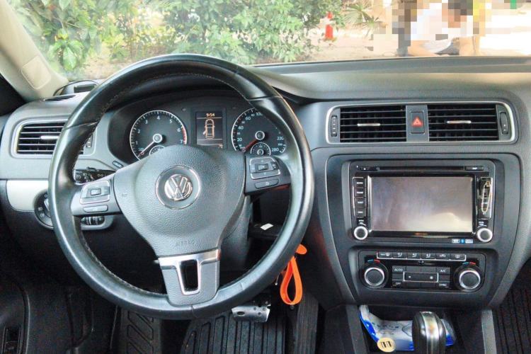 Used Volkswagen Sagitar 2014 Revised Version 1.4TSI Automatic Luxury Edition Center Console