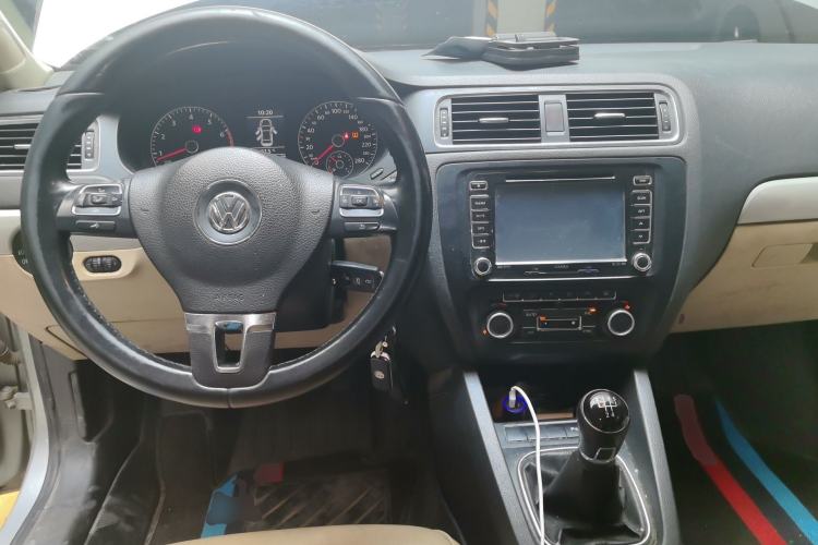 Used Volkswagen Sagitar 2014 1.4TSI Manual Luxury Model Center Console