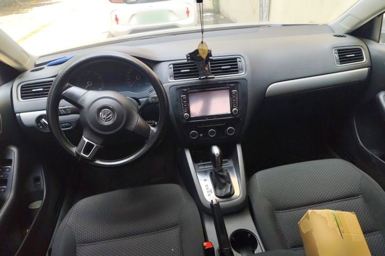 Used Volkswagen Sagitar 2014 Revised Version 1.6L Automatic Leading Edition Center Console