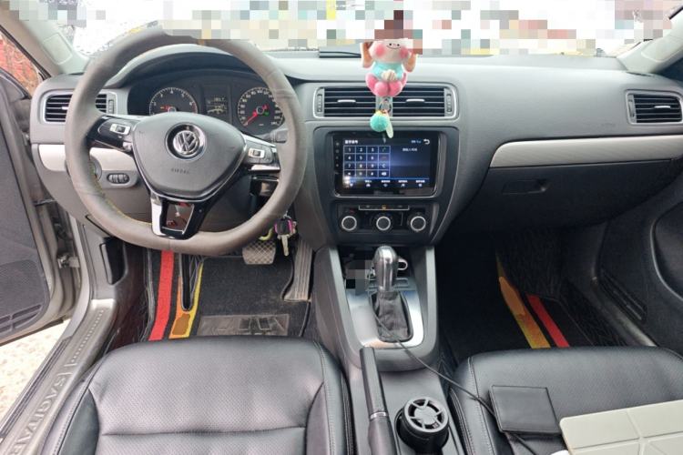 Used Volkswagen Sagitar 2014 Revised Version 1.6L Automatic Comfort Edition Center Console