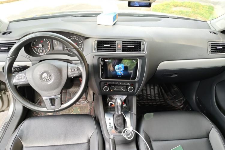 Used Volkswagen Sagitar 2014 Revised Version 1.4TSI Automatic Luxury Edition Center Console