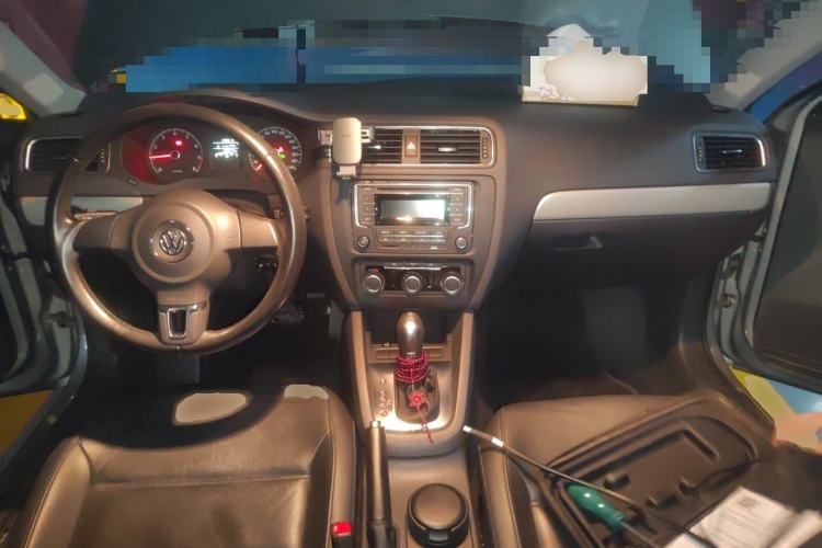 Used Volkswagen Sagitar 2014 Revised Version 1.6L Automatic Comfort Edition Center Console