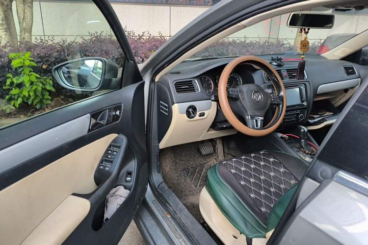 Used Volkswagen Sagitar 2014 1.4TSI Automatic Luxury Model Driver Seat