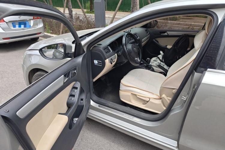 Used Volkswagen Sagitar 2014 Revised Version 1.6L Automatic Comfort Edition Driver Seat