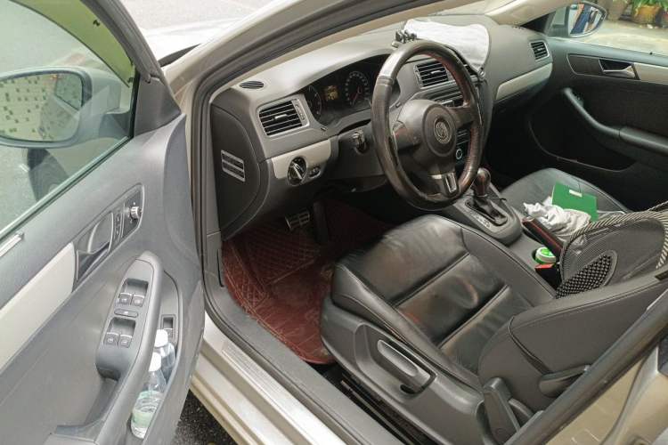 Used Volkswagen Sagitar 2014 Revised Version 1.6L Automatic Comfort Edition Driver Seat