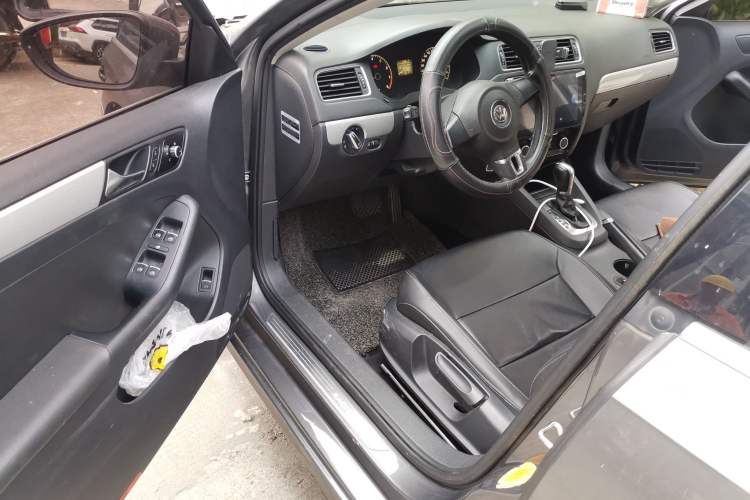 Used Volkswagen Sagitar 2014 Revised Version 1.6L Automatic Comfort Edition Driver Seat