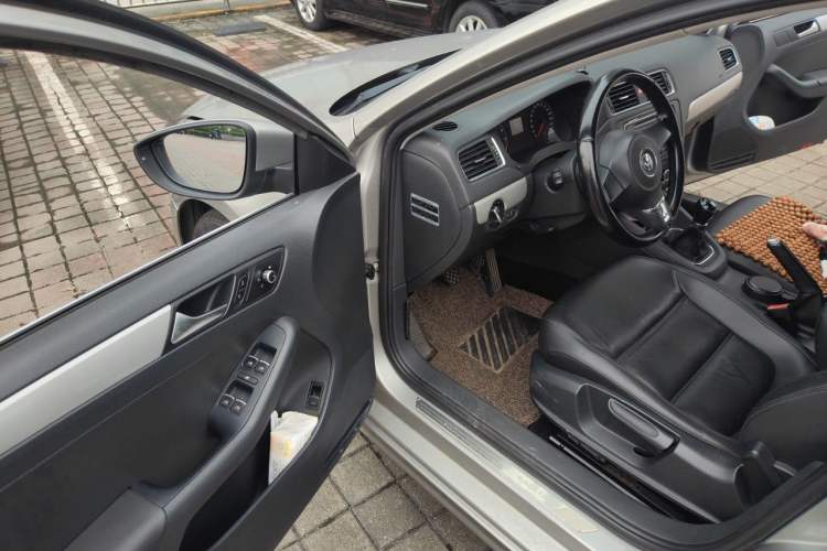Used Volkswagen Sagitar 2014 1.6L Manual Comfort Model Driver Seat