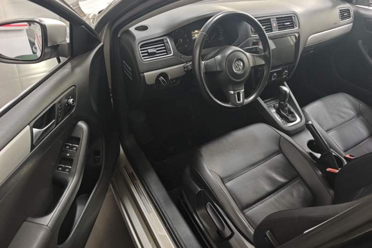 Used Volkswagen Sagitar 2014 Revised Version 1.6L Automatic Comfort Edition Driver Seat