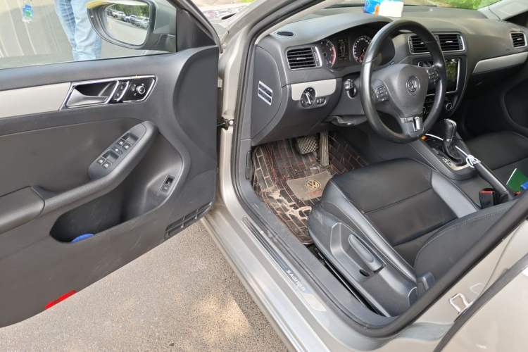 Used Volkswagen Sagitar 2014 Revised Version 1.4TSI Automatic Luxury Edition Driver Seat