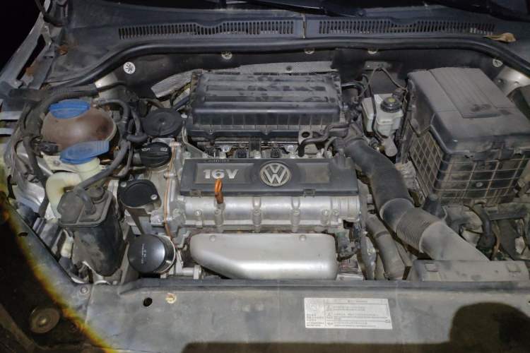 Used Volkswagen Sagitar 2014 1.6L Automatic Fashion Model Engine Bay