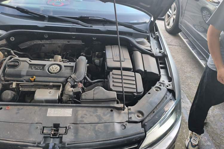 Used Volkswagen Sagitar 2014 1.4TSI Automatic Luxury Model Engine Bay Left