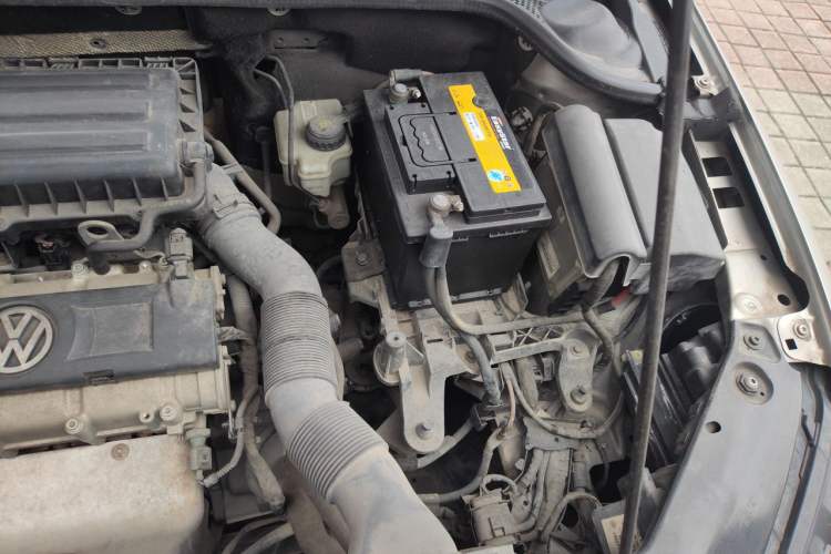 Used Volkswagen Sagitar 2014 1.6L Manual Comfort Model Engine Bay Left