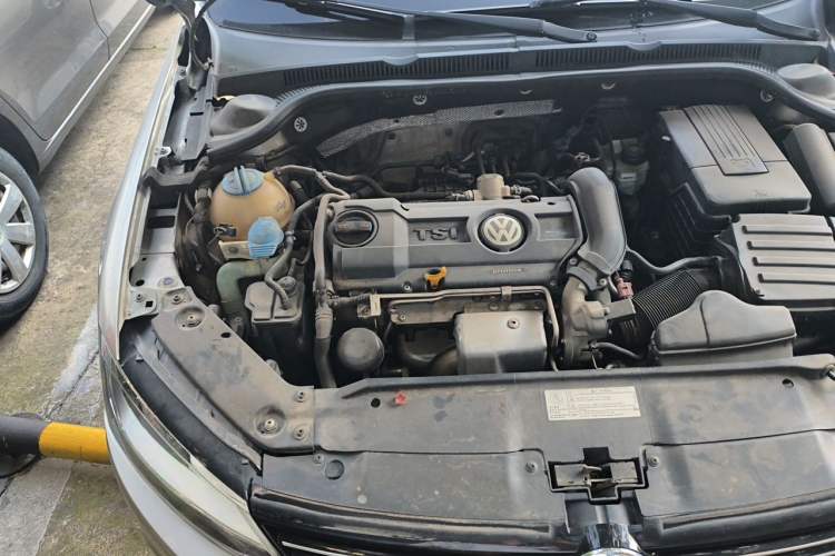 Used Volkswagen Sagitar 2014 1.4TSI Automatic Luxury Model Engine Bay Right