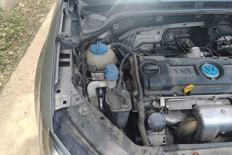 Used Volkswagen Sagitar 2014 1.4TSI Manual Luxury Model Engine Bay Right
