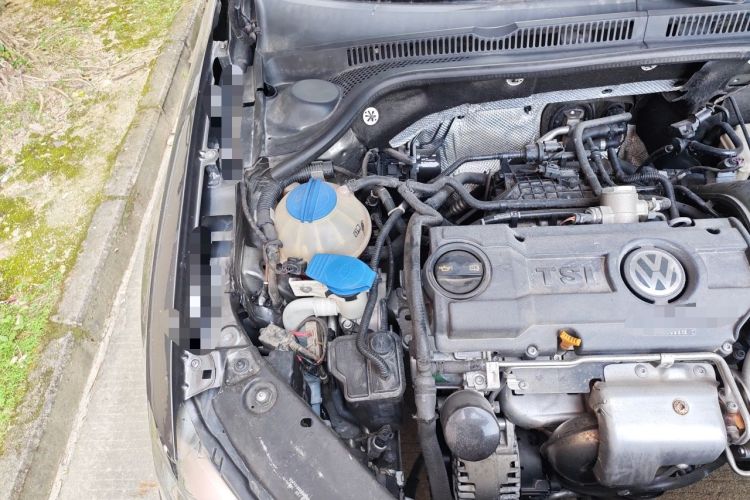 Used Volkswagen Sagitar 2014 1.4TSI Automatic Luxury Model Engine Bay Right