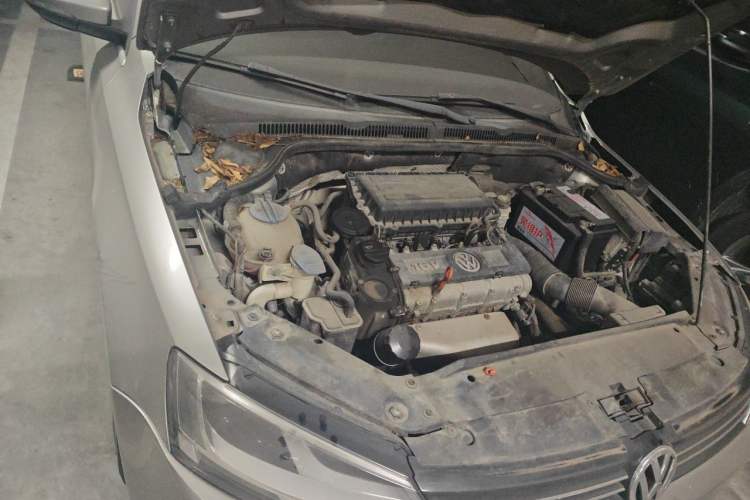 Used Volkswagen Sagitar 2014 1.6L Manual Comfort Model Engine Bay Right