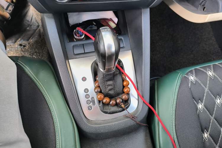 Used Volkswagen Sagitar 2014 1.4TSI Automatic Luxury Model Gear Lever