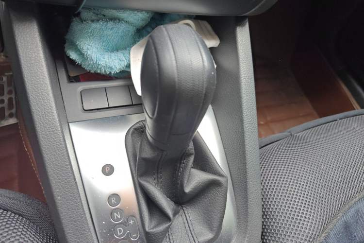 Used Volkswagen Sagitar 2014 1.4TSI Automatic Luxury Model Gear Lever