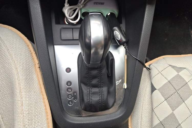 Used Volkswagen Sagitar 2014 Revised Version 1.6L Automatic Comfort Edition Gear Lever