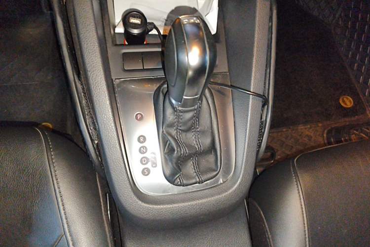 Used Volkswagen Sagitar 2014 Revised Version 1.4TSI Automatic Luxury Edition Gear Lever