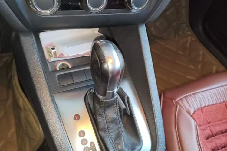 Used Volkswagen Sagitar 2014 Revised Version 1.6L Automatic Comfort Edition Gear Lever