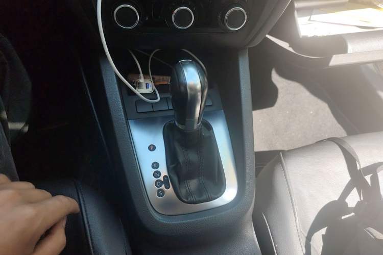 Used Volkswagen Sagitar 2014 Revised Version 1.6L Automatic Comfort Edition Gear Lever