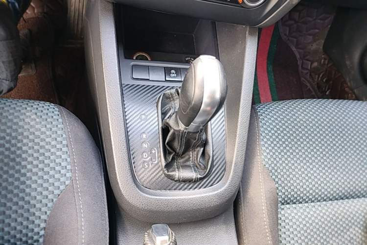 Used Volkswagen Sagitar 2014 1.4TSI BlueMotion Edition Gear Lever