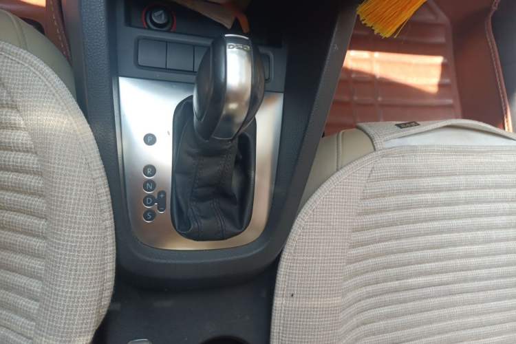 Used Volkswagen Sagitar 2014 1.4TSI Automatic Luxury Model Gear Lever