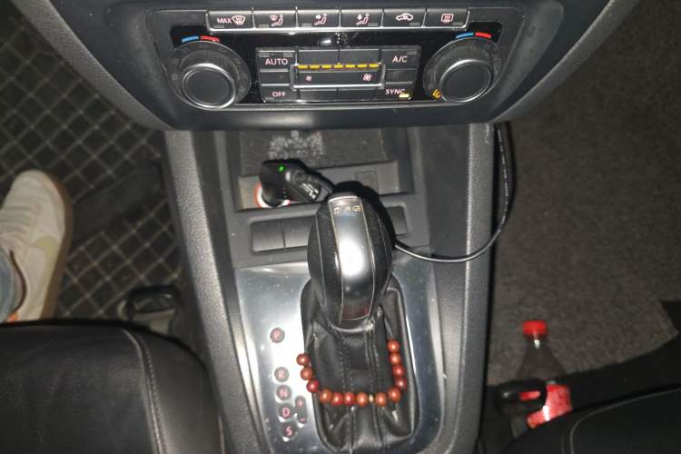 Used Volkswagen Sagitar 2014 1.4TSI Automatic Luxury Model Gear Lever