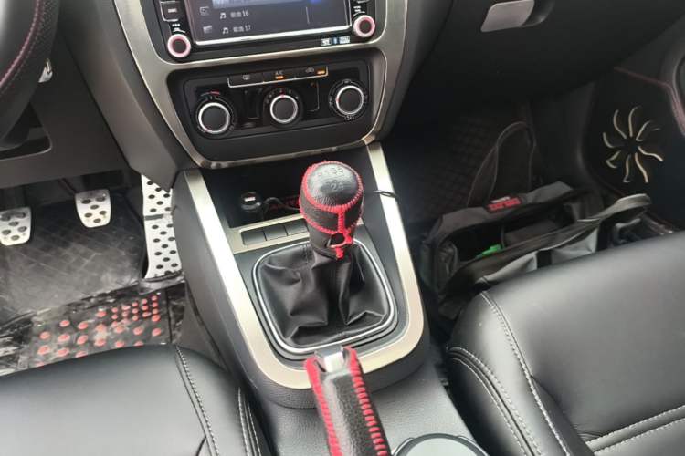 Used Volkswagen Sagitar 2014 Revised Version 1.6L Manual Comfort Edition Gear Lever