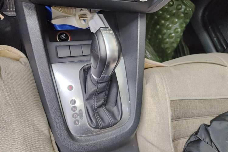 Used Volkswagen Sagitar 2014 Revised Version 1.4TSI Automatic Luxury Edition Gear Lever