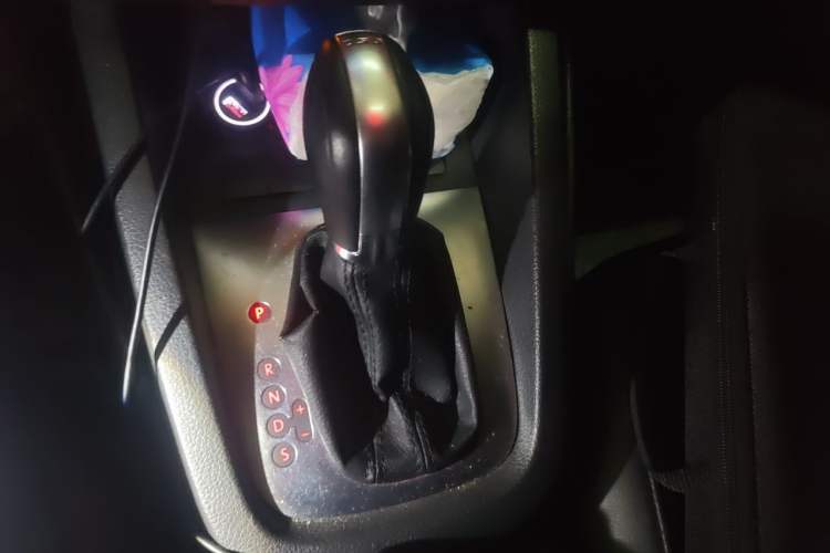 Used Volkswagen Sagitar 2014 Revised Version 1.4TSI Automatic Luxury Edition Gear Lever