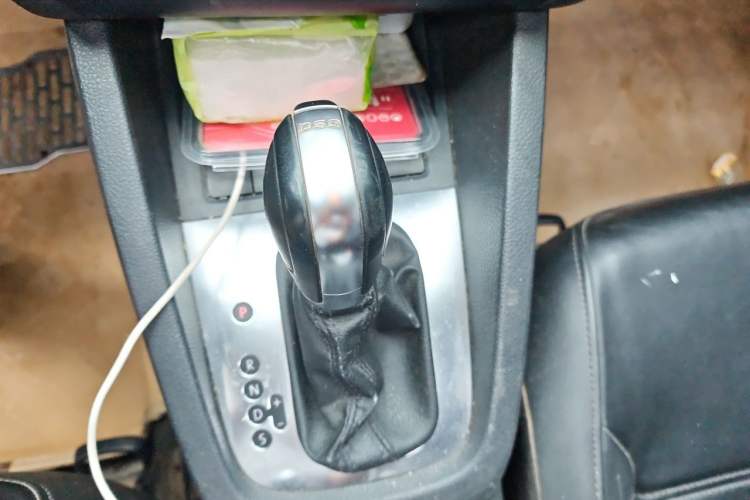 Used Volkswagen Sagitar 2014 Revised Version 1.4TSI Automatic Luxury Edition Gear Lever