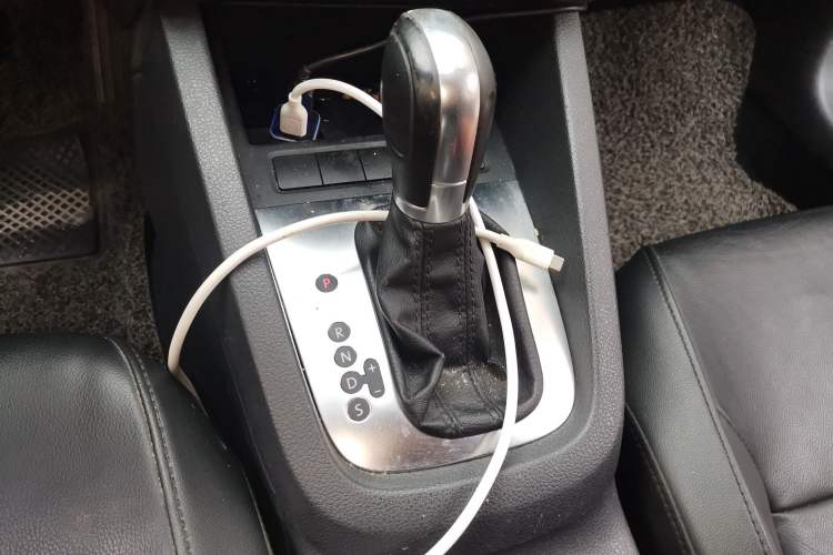 Used Volkswagen Sagitar 2014 Revised Version 1.6L Automatic Comfort Edition Gear Lever