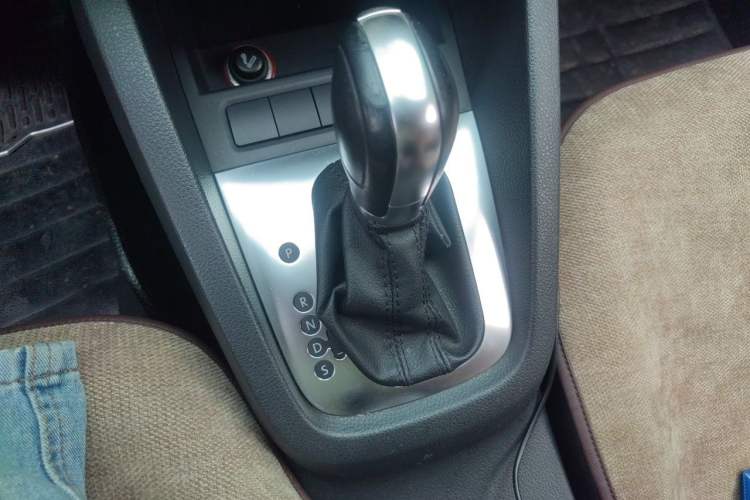 Used Volkswagen Sagitar 2014 Revised Version 1.6L Automatic Comfort Edition Gear Lever