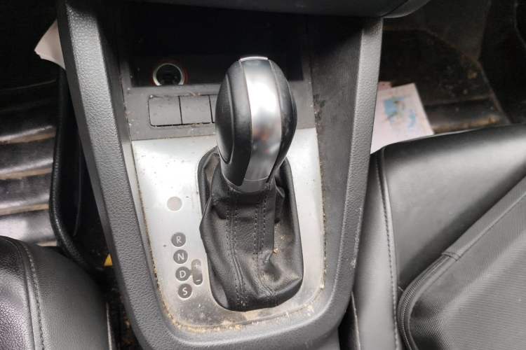 Used Volkswagen Sagitar 2014 1.6L Automatic Comfort Model Gear Lever