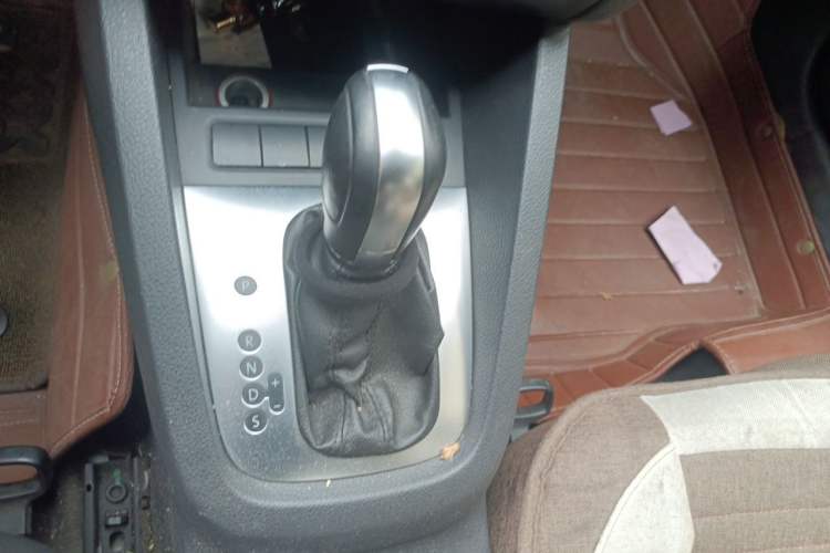 Used Volkswagen Sagitar 2014 1.6L Automatic Comfort Model Gear Lever