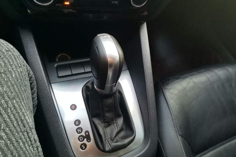 Used Volkswagen Sagitar 2014 1.4TSI Automatic Luxury Model Gear Lever