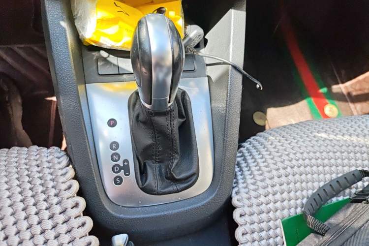 Used Volkswagen Sagitar 2014 1.6L Automatic Comfort Model Gear Lever