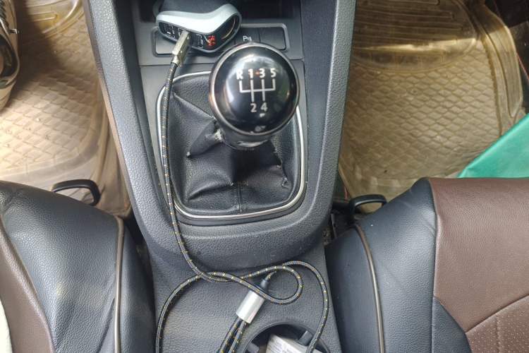 Used Volkswagen Sagitar 2014 1.4TSI Manual Luxury Model Gear Lever