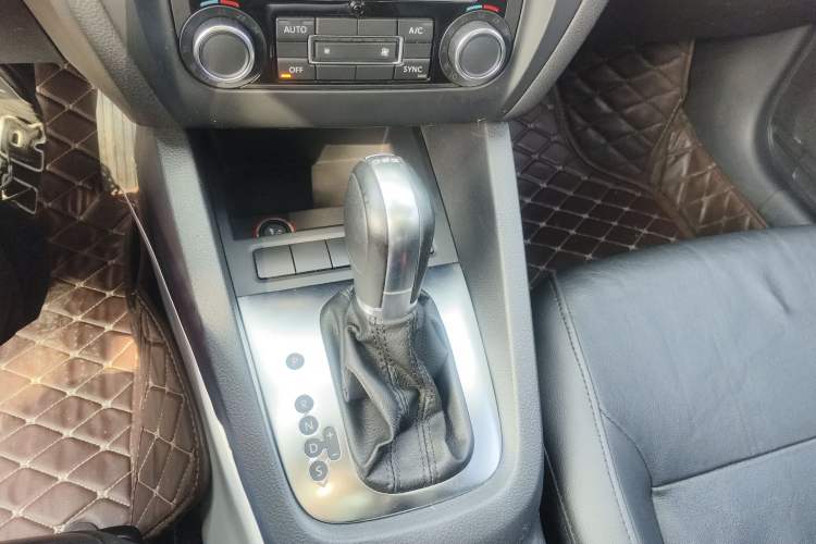 Used Volkswagen Sagitar 2014 Revised Version 1.4TSI Automatic Luxury Edition Gear Lever
