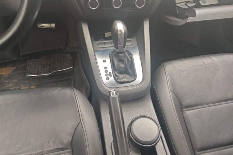 Used Volkswagen Sagitar 2014 Revised Version 1.6L Automatic Comfort Edition Gear Lever
